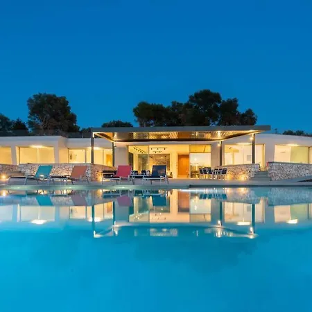 Yana With Direct Sea Access, Large Pool & Heated Jacuzzi