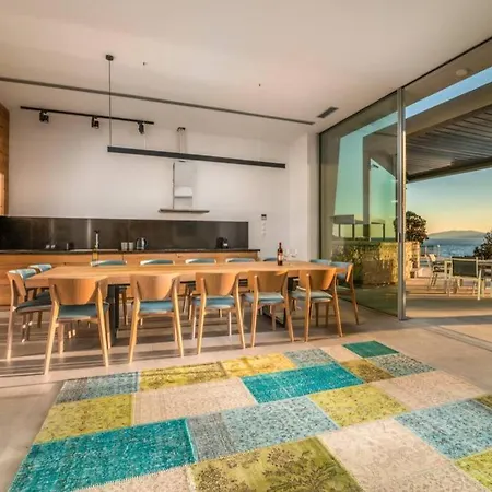 Vilă Yana With Direct Sea Access, Large Pool & Heated Jacuzzi