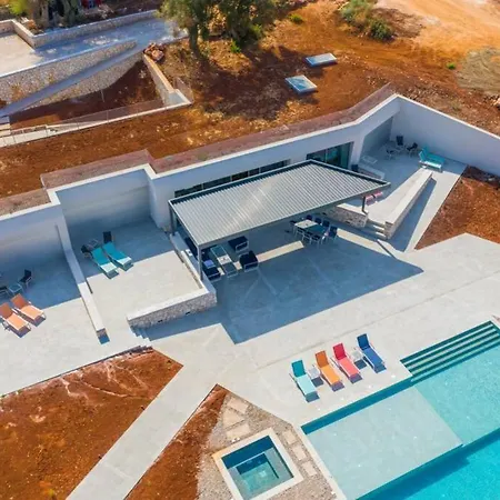 Yana With Direct Sea Access, Large Pool & Heated Jacuzzi Evgiros