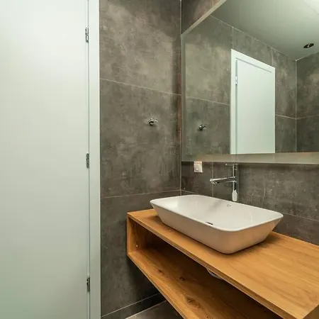 Yana With Direct Sea Access, Large Pool & Heated Jacuzzi *