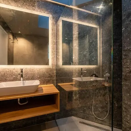Vilă Yana With Direct Sea Access, Large Pool & Heated Jacuzzi
