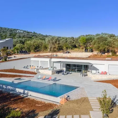 Yana With Direct Sea Access, Large Pool & Heated Jacuzzi