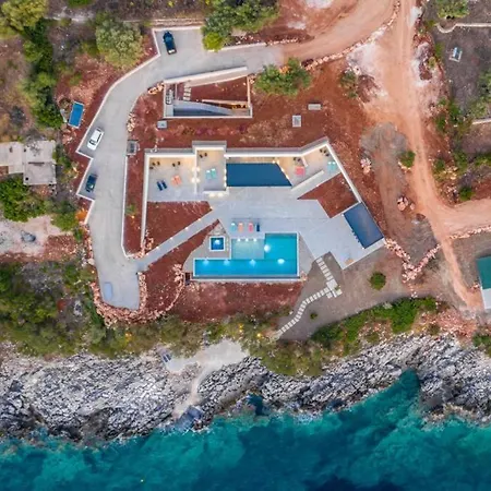 Yana With Direct Sea Access, Large Pool & Heated Jacuzzi Evgiros