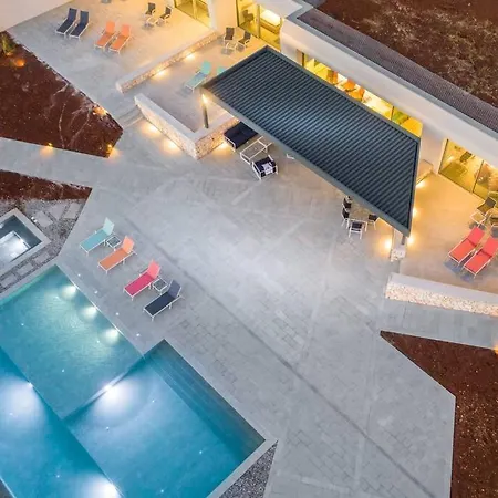 Yana With Direct Sea Access, Large Pool & Heated Jacuzzi Vilă Evgiros