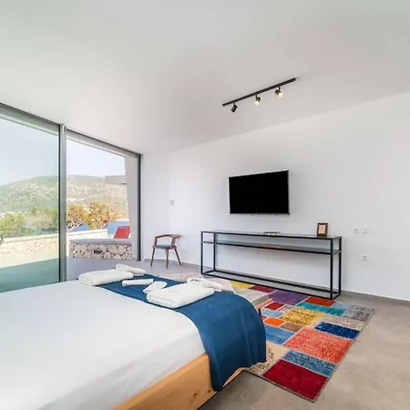 Yana With Direct Sea Access, Large Pool & Heated Jacuzzi Vilă *