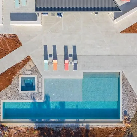 Yana With Direct Sea Access, Large Pool & Heated Jacuzzi Vilă *