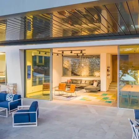 Yana With Direct Sea Access, Large Pool & Heated Jacuzzi Vilă *