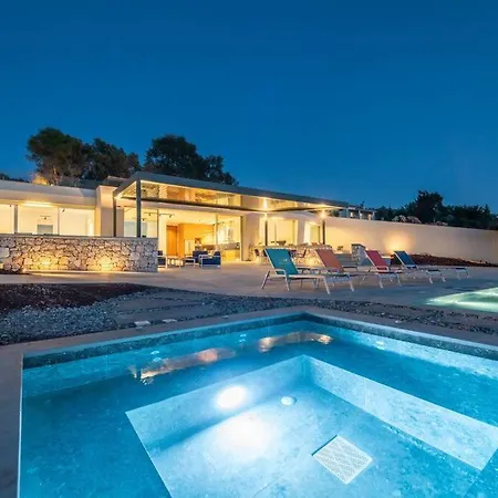 Yana With Direct Sea Access, Large Pool & Heated Jacuzzi