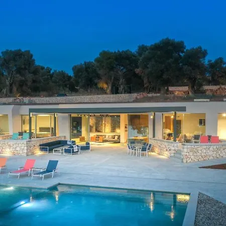 Yana With Direct Sea Access, Large Pool & Heated Jacuzzi Vilă Evgiros