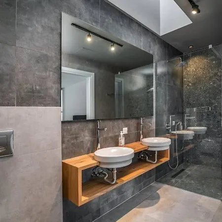 Vilă Yana With Direct Sea Access, Large Pool & Heated Jacuzzi