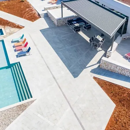 Yana With Direct Sea Access, Large Pool & Heated Jacuzzi Vilă *