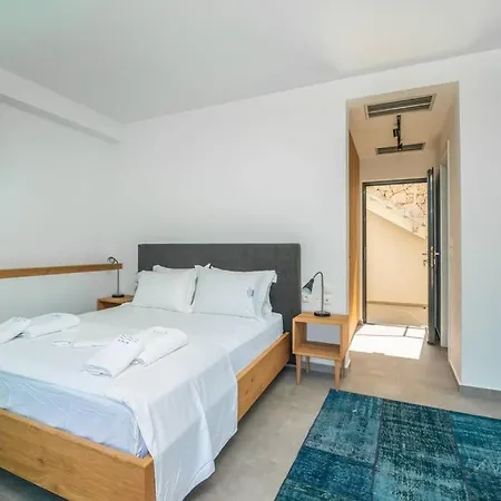 Yana With Direct Sea Access, Large Pool & Heated Jacuzzi