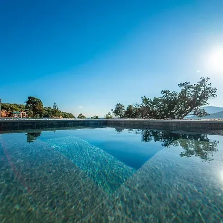 Vilă Yana With Direct Sea Access, Large Pool & Heated Jacuzzi