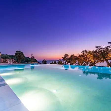 Yana With Direct Sea Access, Large Pool & Heated Jacuzzi * Evgiros