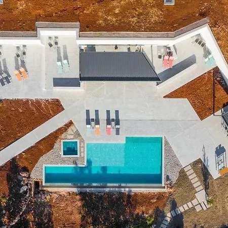 Yana With Direct Sea Access, Large Pool & Heated Jacuzzi