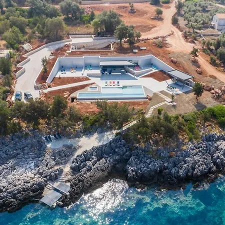 Yana With Direct Sea Access, Large Pool & Heated Jacuzzi