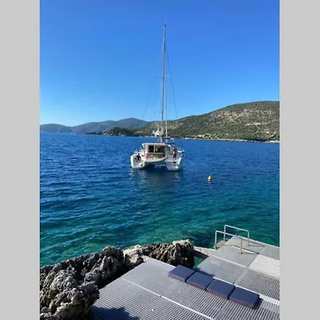 Vilă Yana With Direct Sea Access, Large Pool & Heated Jacuzzi *