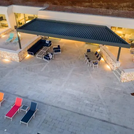 Vilă Yana With Direct Sea Access, Large Pool & Heated Jacuzzi