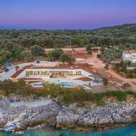 Yana With Direct Sea Access, Large Pool & Heated Jacuzzi *