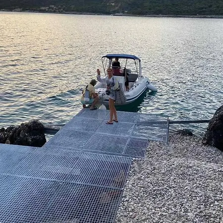 Yana With Direct Sea Access, Large Pool & Heated Jacuzzi