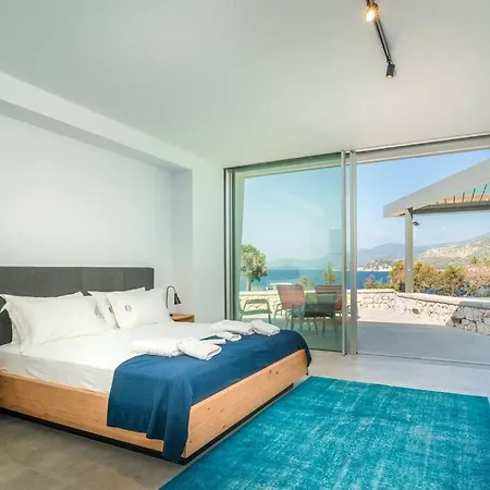 Vilă Yana With Direct Sea Access, Large Pool & Heated Jacuzzi *