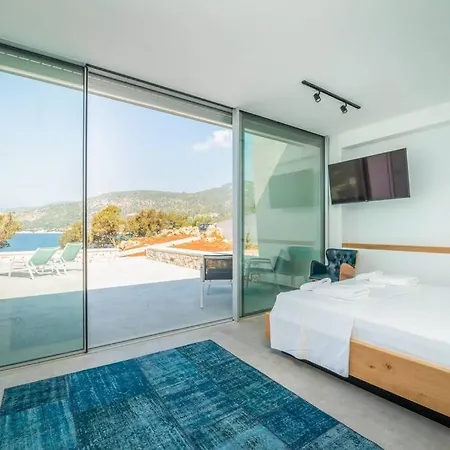 Yana With Direct Sea Access, Large Pool & Heated Jacuzzi *