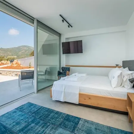 Yana With Direct Sea Access, Large Pool & Heated Jacuzzi Vilă